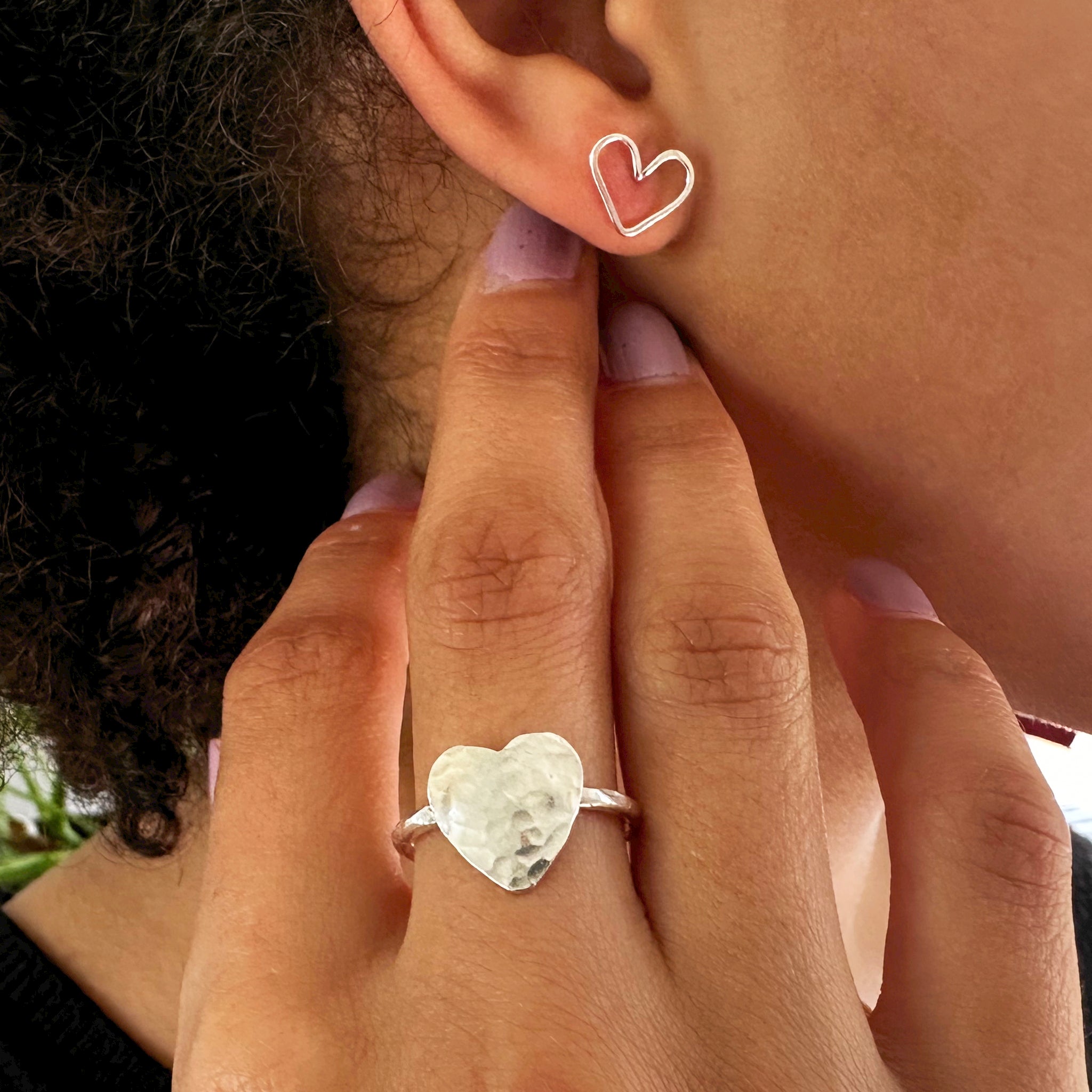 "Boucles d'oreilles artisanales argent 925 portée avec la bague cœur Ife fait main Bretagne Dinan"