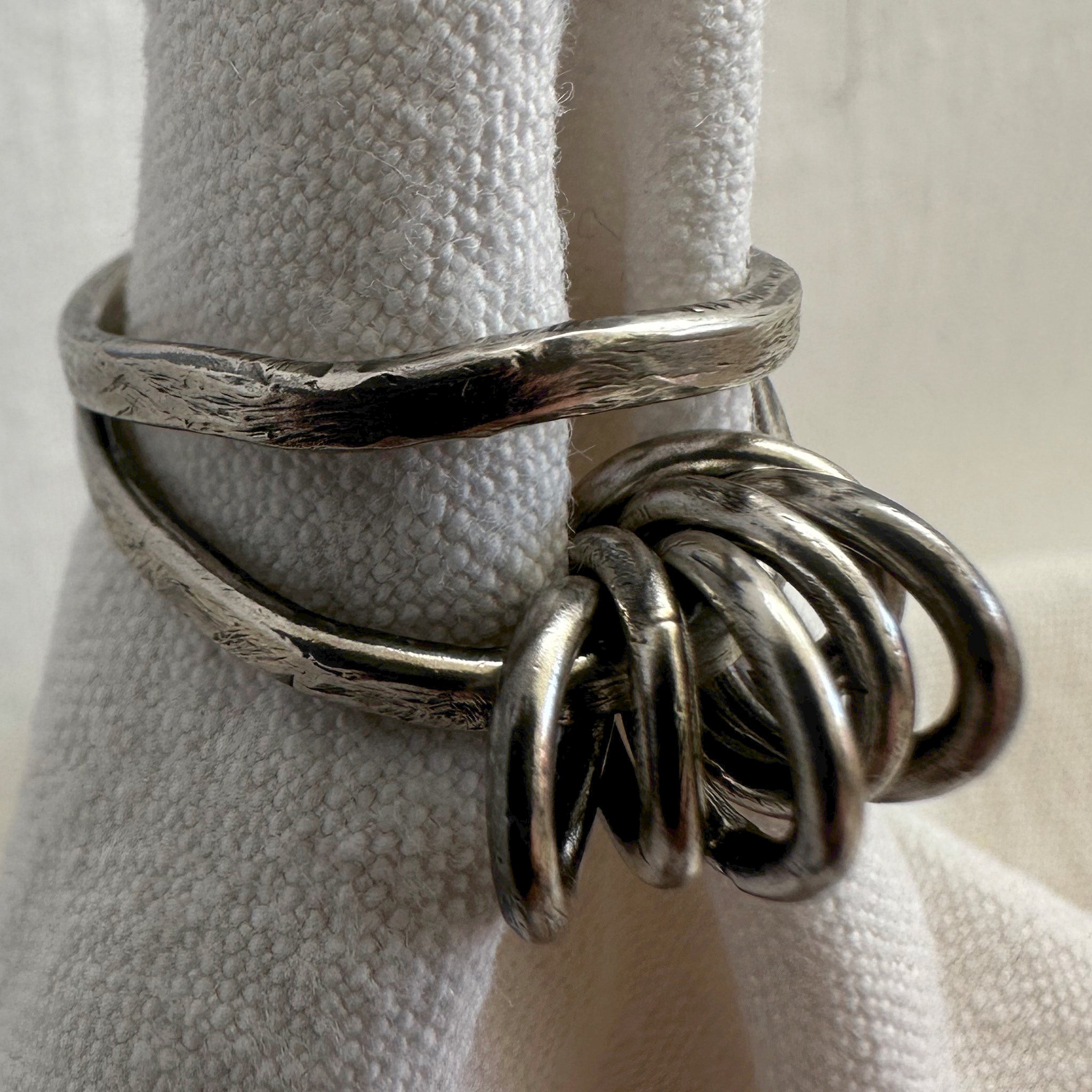 "Bague anneaux multiples Zahra - design unique micro griffures oxydées argent"