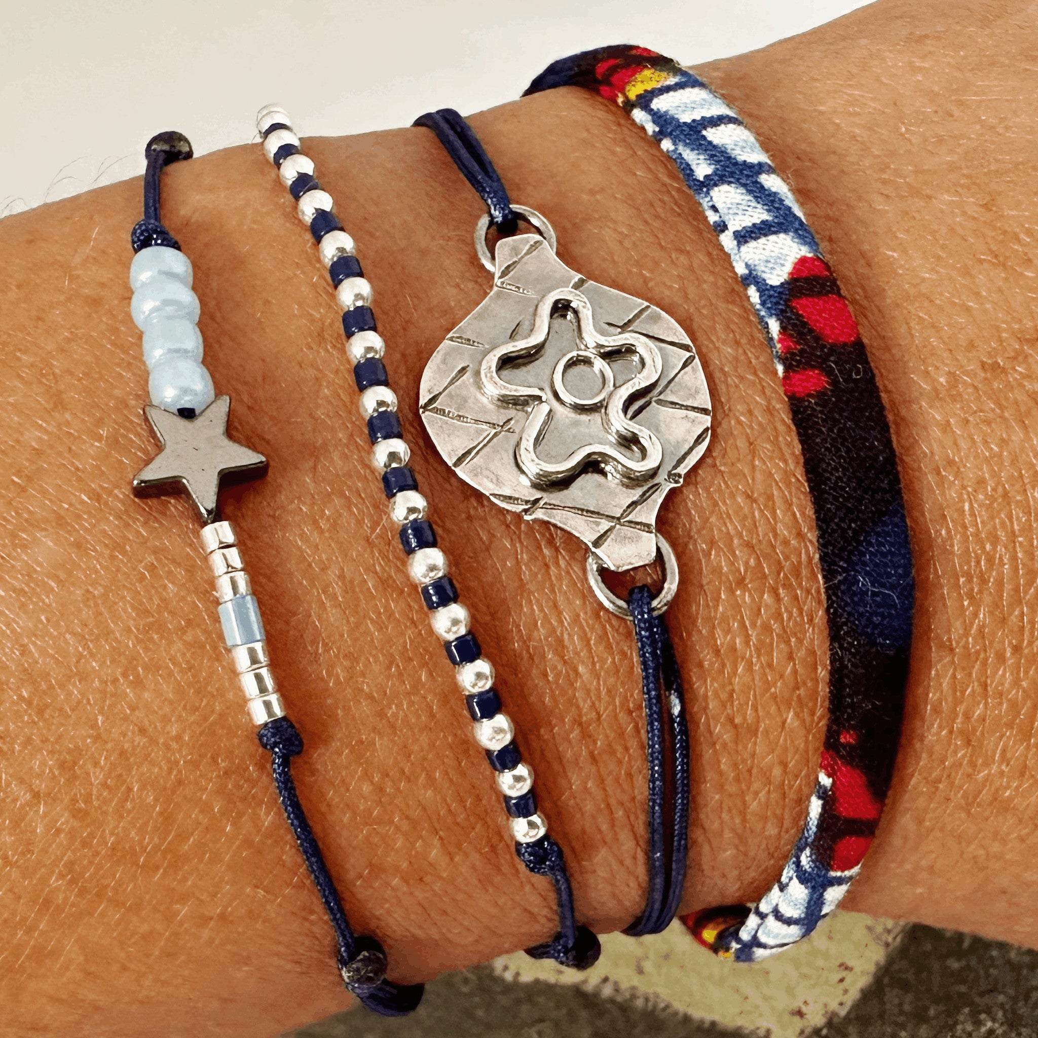 "Bracelet artisanal Esi porté - bijou floral cordon ajustable poignet femme"